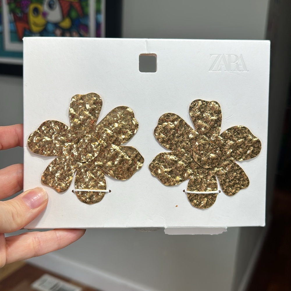 *NEW* ZARA HAMMERED GOLD MAXI FLORAL EARRINGS - Picture 5 of 5